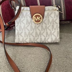 Michael Kors Small cross body purse